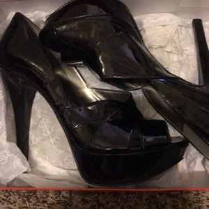 Guess pumps